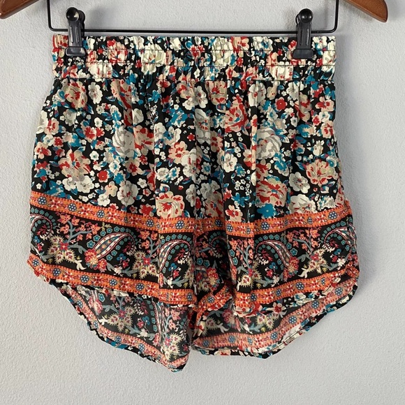 Tolani Shorts S Pink Red Black Paisley Print Elastic Waist Silk - Picture 1 of 7